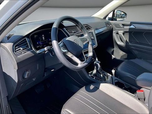 Used 2024 Volkswagen Tiguan SE w/ Panoramic Sunroof Package AWD/4WD image 17