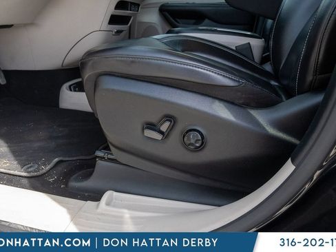 Used 2023 Chrysler Pacifica Touring-L FWD image 19