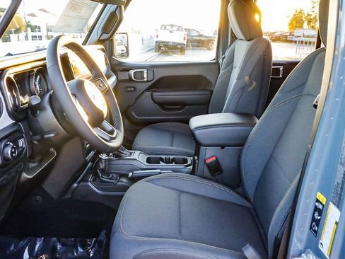 New 2025 Jeep Gladiator Sport image 19