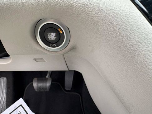 Used 2020 Chrysler Pacifica Touring w/ Advanced Safetytec Group FWD image 23