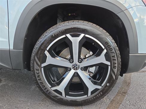 Certified 2025 Volkswagen Taos SEL image 9