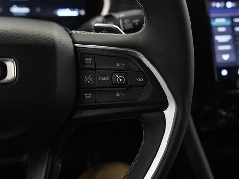 Used 2023 Jeep Grand Cherokee L Laredo image 25