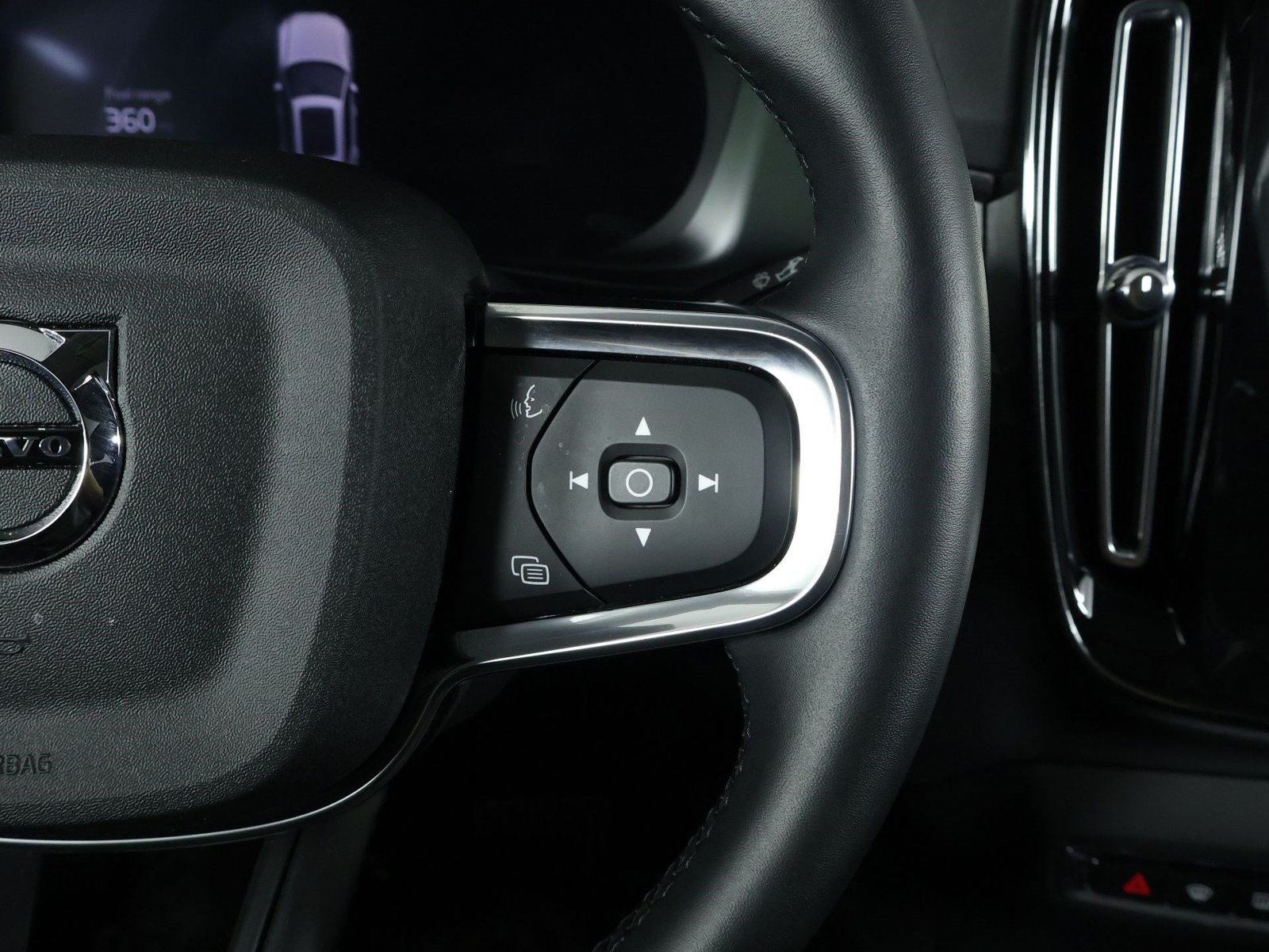 Certified 2026 Volvo XC40 B5 Plus AWD/4WD image 11