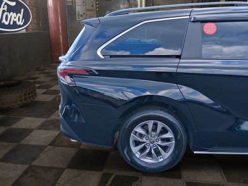 Used 2023 Toyota Sienna XLE FWD image 8