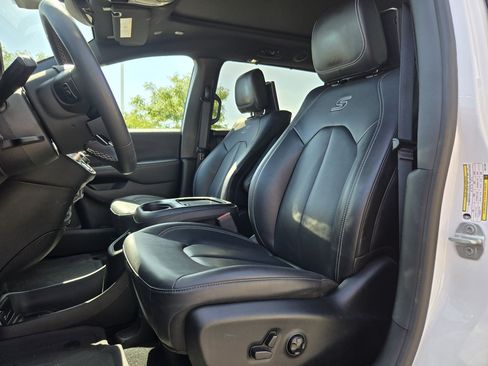 Used 2024 Chrysler Pacifica Touring-L w/ Uconnect Theater Family Group FWD image 2