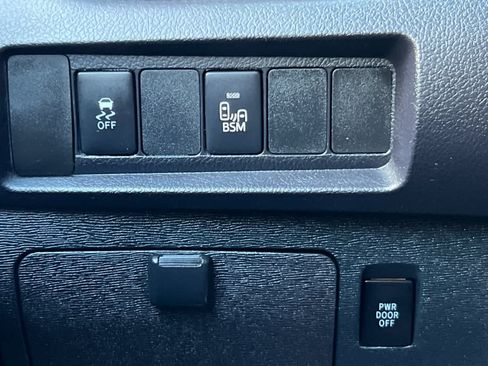 Used 2015 Toyota Sienna SE w/ SE Preferred Package FWD image 32
