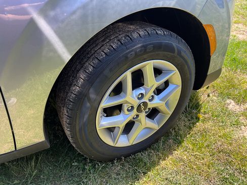 Used 2025 Kia Soul LX w/ LX Technology Package FWD image 7