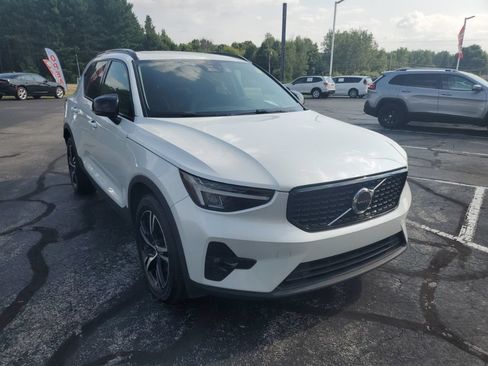 Used 2023 Volvo XC40 B5 Plus AWD/4WD image 2