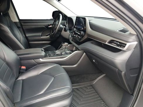 Used 2022 Toyota Highlander XLE FWD image 24