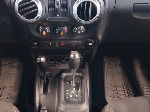 Used 2015 Jeep Wrangler Unlimited Sahara w/ Connectivity Group AWD/4WD image 18