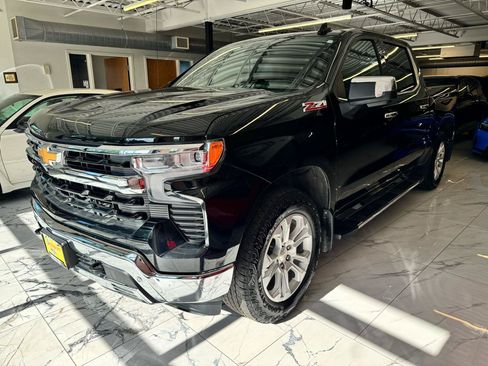 Used 2022 Chevrolet Silverado 1500 LTZ w/ LTZ Premium Package AWD/4WD image 3