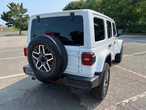 Used 2025 Jeep Wrangler Unlimited Sahara AWD/4WD image 10