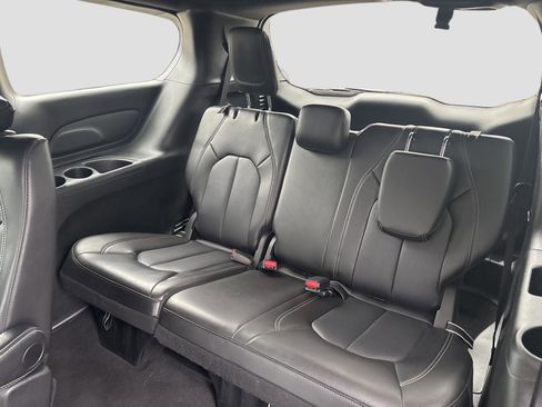 Used 2025 Chrysler Pacifica Select FWD image 19