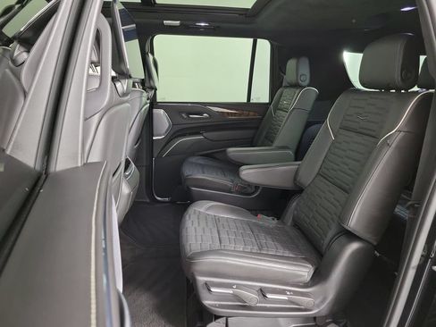 Used 2024 Cadillac Escalade ESV Premium Luxury Platinum AWD/4WD image 12