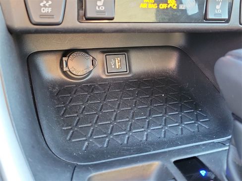 Used 2024 Toyota RAV4 SE image 12