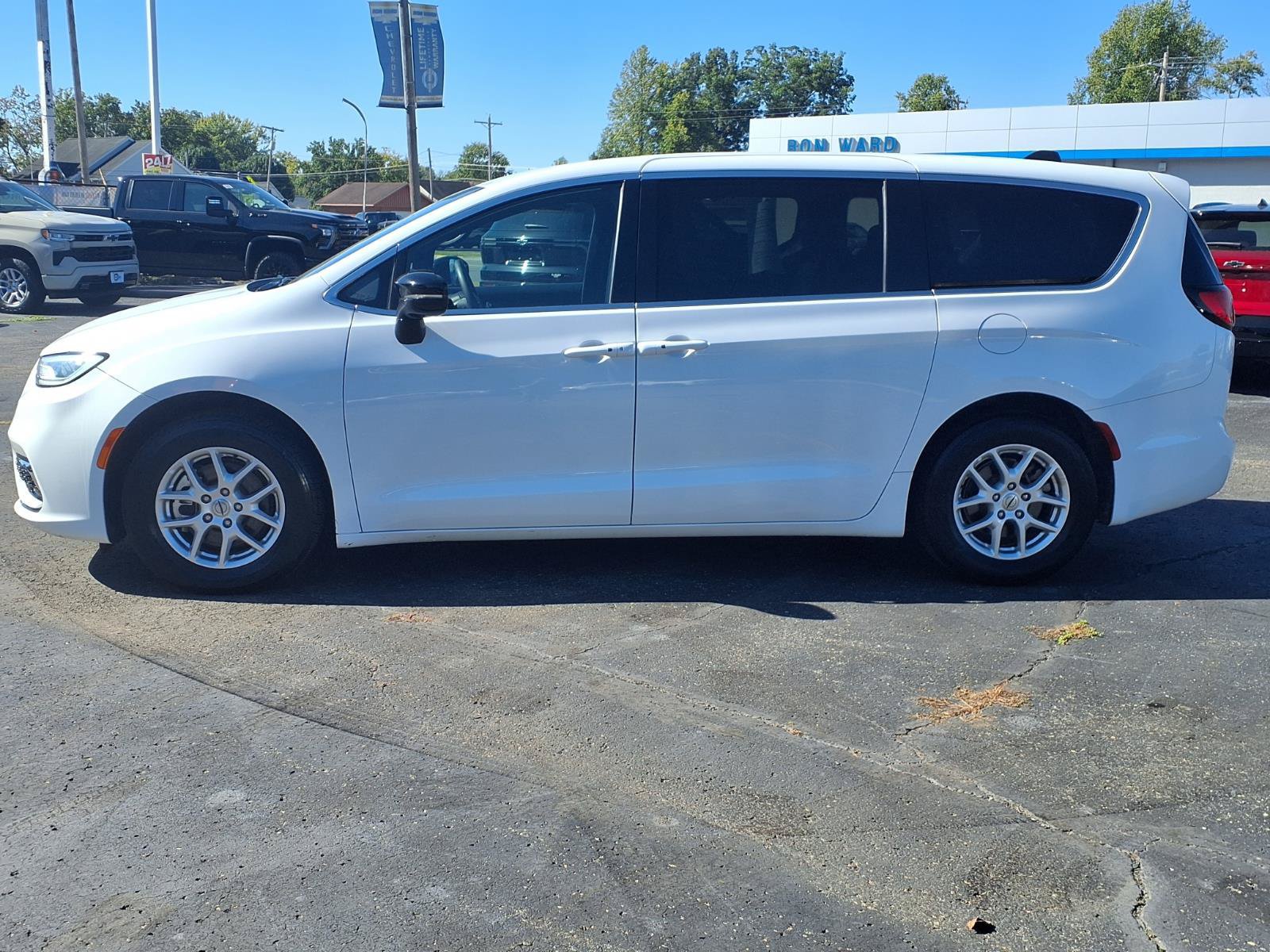 Used 2025 Chrysler Pacifica Select FWD image 26