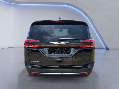 Used 2025 Chrysler Pacifica Select FWD image 4