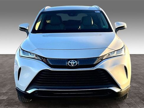 Used 2022 Toyota Venza XLE image 2