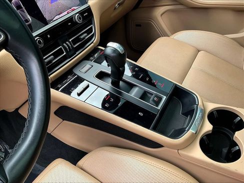 Used 2023 Porsche Macan AWD/4WD image 15