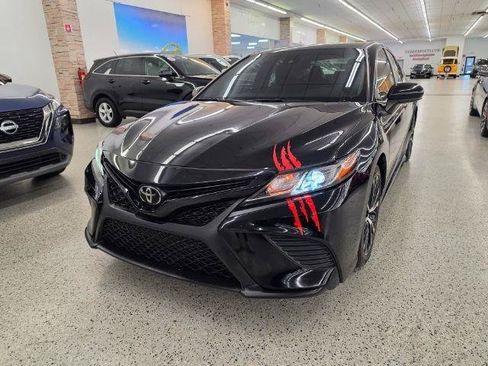 Used 2020 Toyota Camry SE FWD image 2