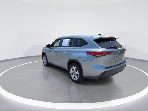 Used 2023 Toyota Highlander LE FWD image 6