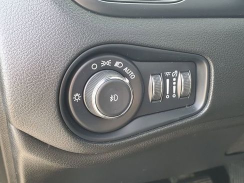 Used 2022 Jeep Renegade Altitude w/ Sun/Sound Group AWD/4WD image 11