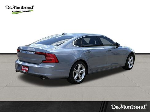 Used 2018 Volvo S90 T5 Momentum w/ Convenience Package FWD image 5