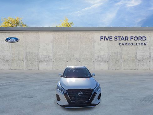 Used 2022 Nissan Kicks SV image 3