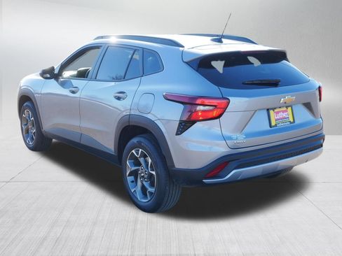 Used 2025 Chevrolet Trax LT w/ LT Convenience Package image 5