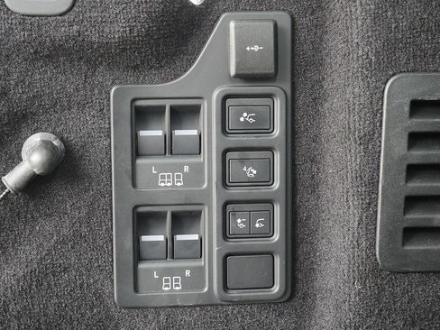 Used 2025 Land Rover Discovery Metropolitan Edition AWD/4WD image 67