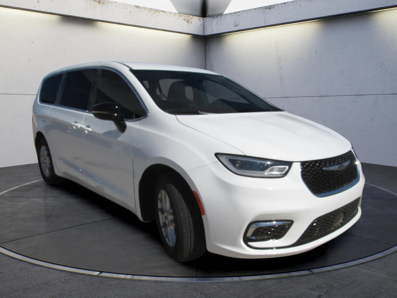 Used 2024 Chrysler Pacifica Touring-L FWD image 2
