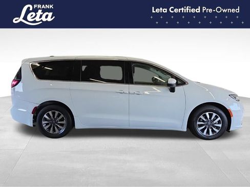 Used 2023 Chrysler Pacifica Touring-L FWD image 7