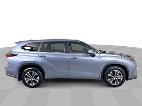 Used 2024 Toyota Highlander XLE AWD/4WD image 9