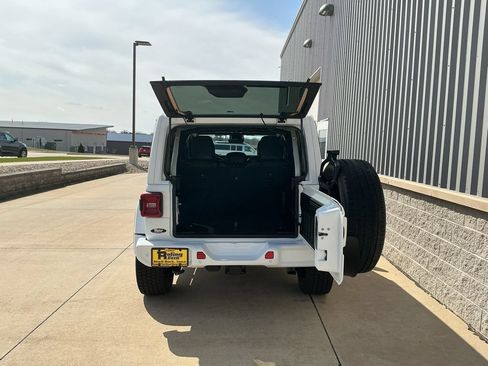 Used 2023 Jeep Wrangler Unlimited Sahara AWD/4WD image 19