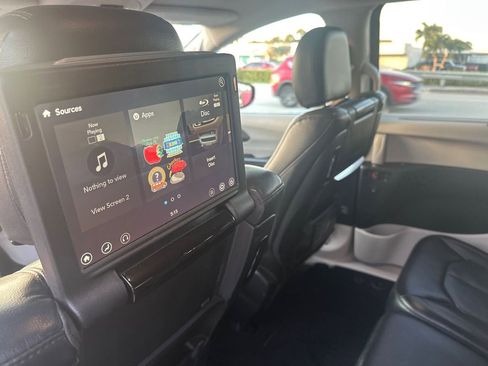 Used 2019 Chrysler Pacifica Touring-L Plus image 22