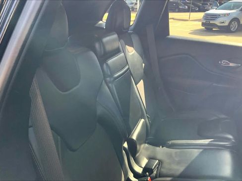 Used 2017 Jeep Cherokee Trailhawk w/ Comfort/Convenience Group AWD/4WD image 19