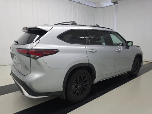 Used 2025 Toyota Highlander Limited AWD/4WD image 2