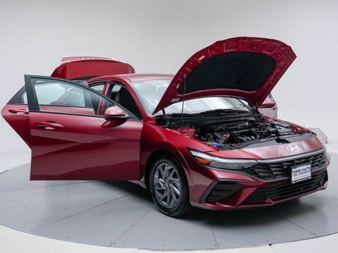 Used 2024 Hyundai Elantra SEL FWD image 16