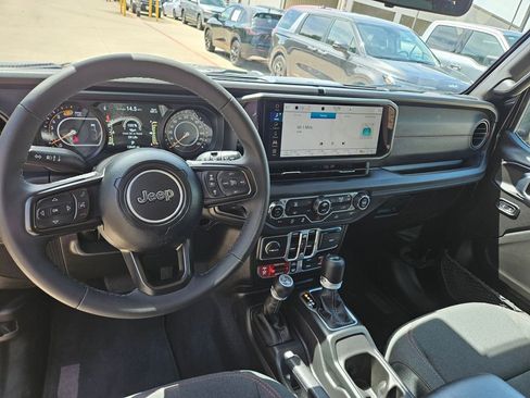 Used 2025 Jeep Wrangler Unlimited Rubicon AWD/4WD image 16