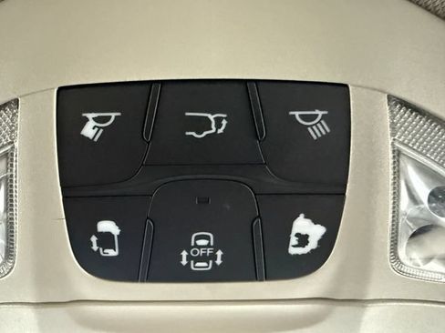 Used 2020 Chrysler Pacifica Limited FWD image 22