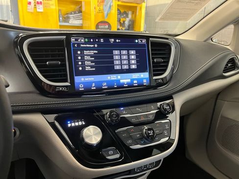 Used 2024 Chrysler Pacifica Limited FWD image 23