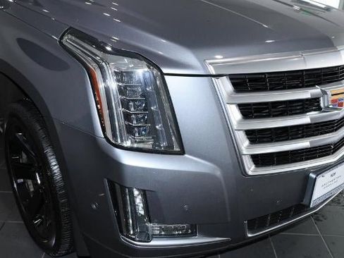 Used 2019 Cadillac Escalade ESV Premium Luxury image 10