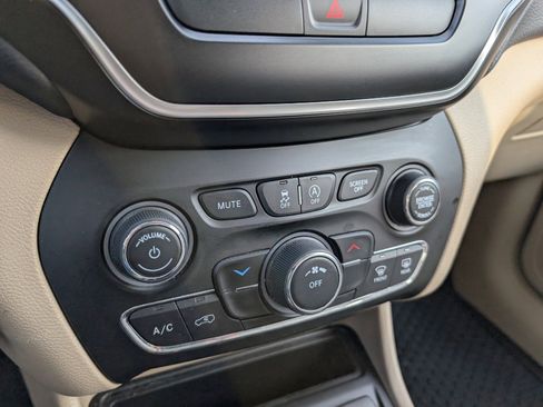 Certified 2019 Jeep Cherokee Latitude w/ Cold Weather Group image 18