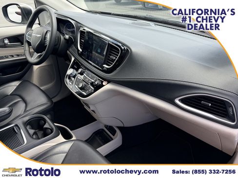 Used 2023 Chrysler Pacifica Touring-L FWD image 7
