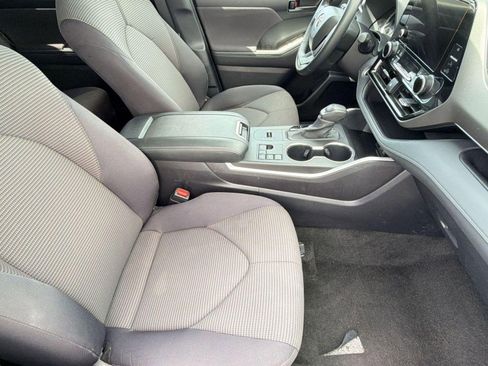 Used 2025 Toyota Highlander LE FWD image 36