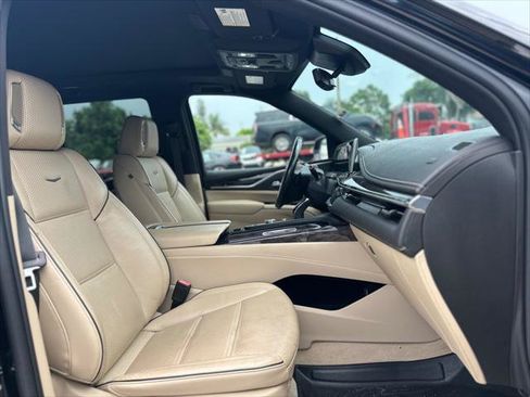 Used 2022 Cadillac Escalade Premium Luxury AWD/4WD image 18