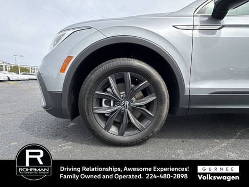 Used 2024 Volkswagen Tiguan SE w/ Panoramic Sunroof Package AWD/4WD image 11