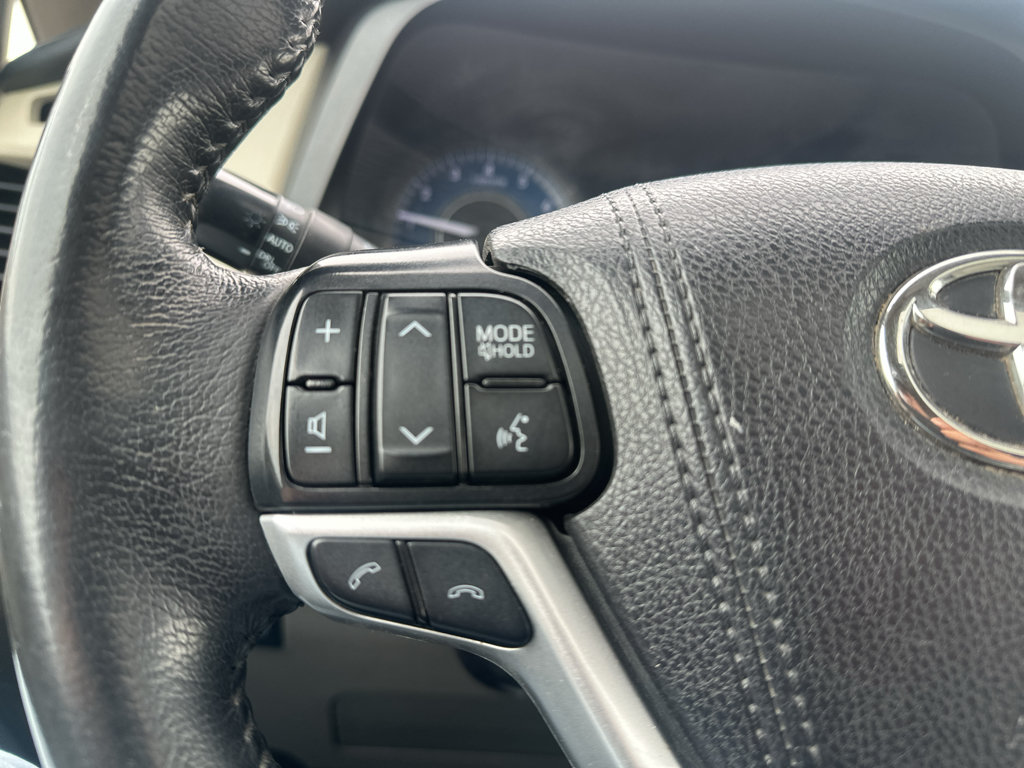 Used 2019 Toyota Sienna XLE w/ XLE Navigation Package FWD image 23