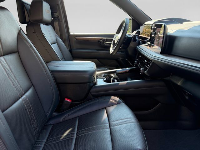 Used 2025 Chevrolet Tahoe High Country AWD/4WD image 16