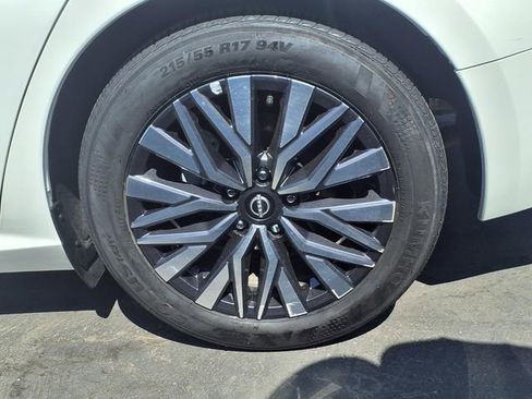 Used 2025 Nissan Altima 2.5 SV FWD image 7